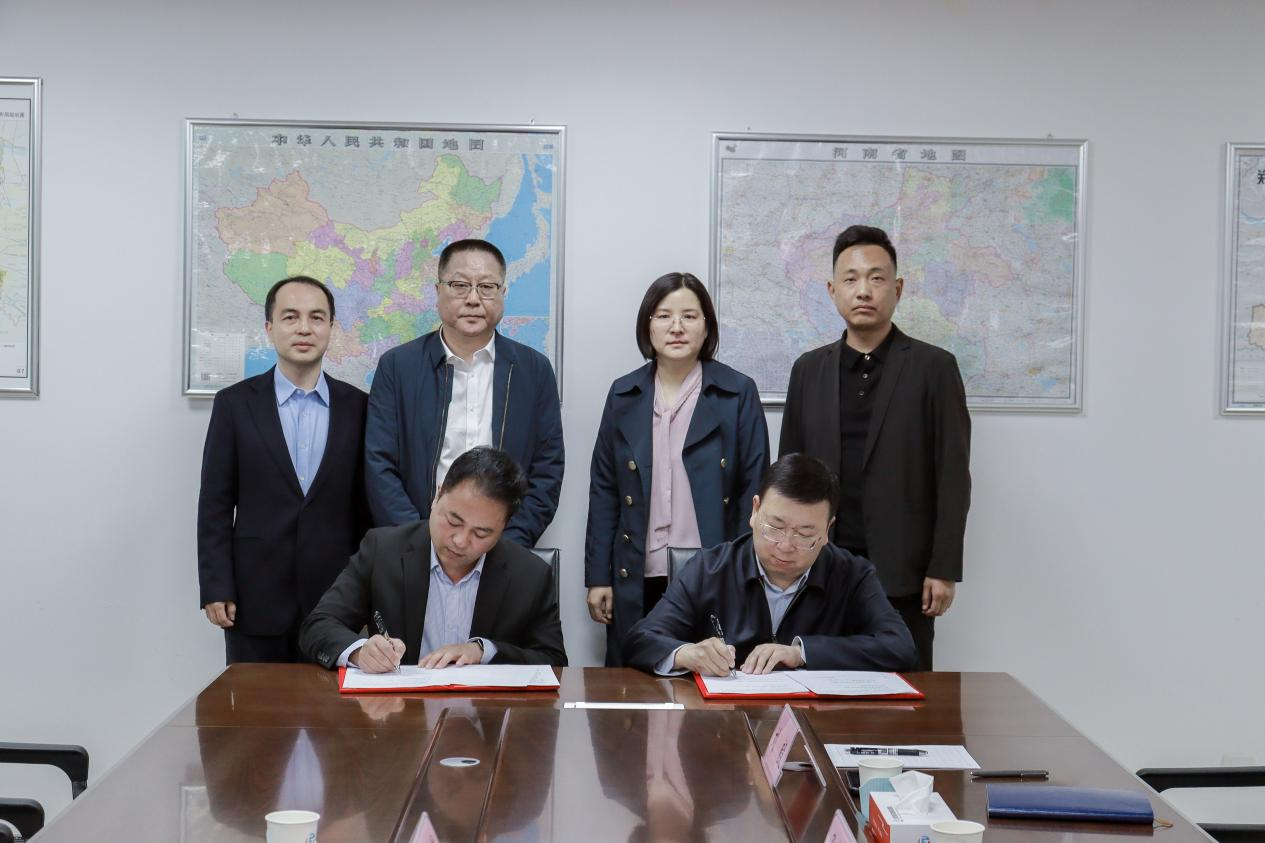 提升“河陰石榴”品牌價(jià)值 全面推進(jìn)鄉(xiāng)村振興 ——滎陽(yáng)城投集團(tuán)與河南中農(nóng)華盛農(nóng)業(yè)科技有限公司舉行項(xiàng)目合作簽約儀式